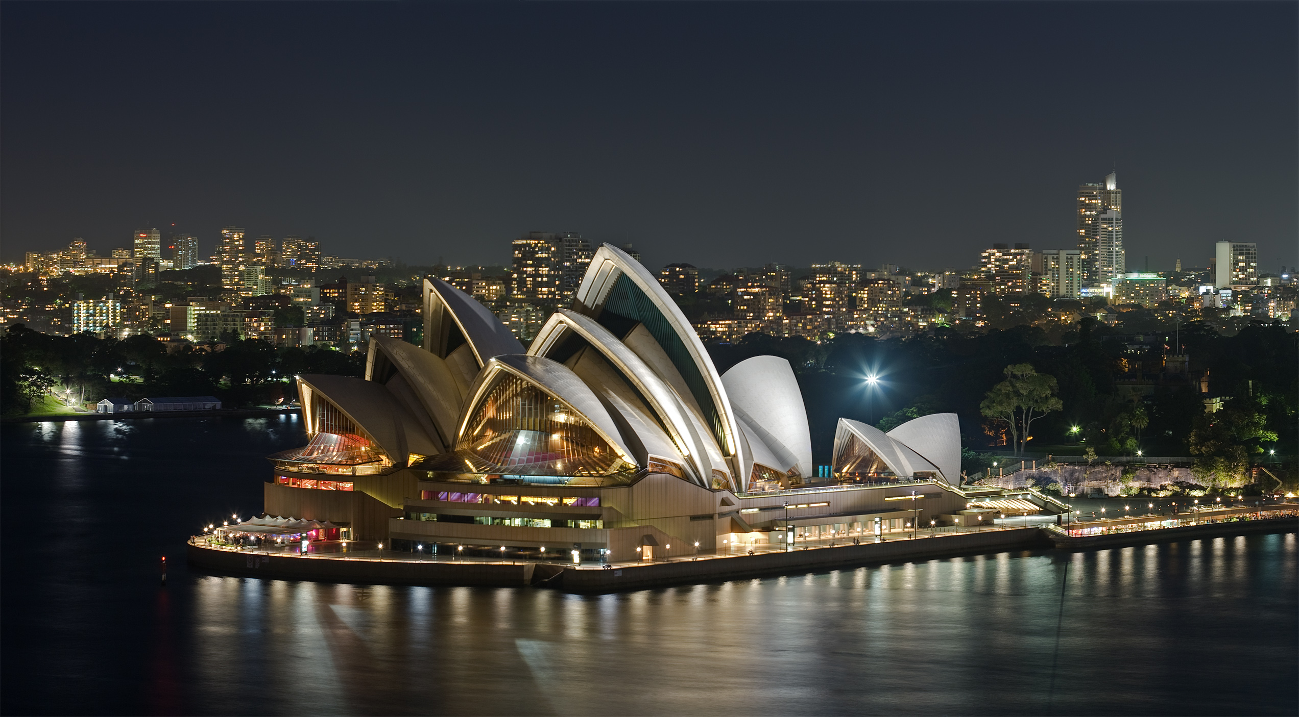 The Sydney Opera House at night. Photo: Diliff, Wikimedia Commons, CC BY-SA 3.0