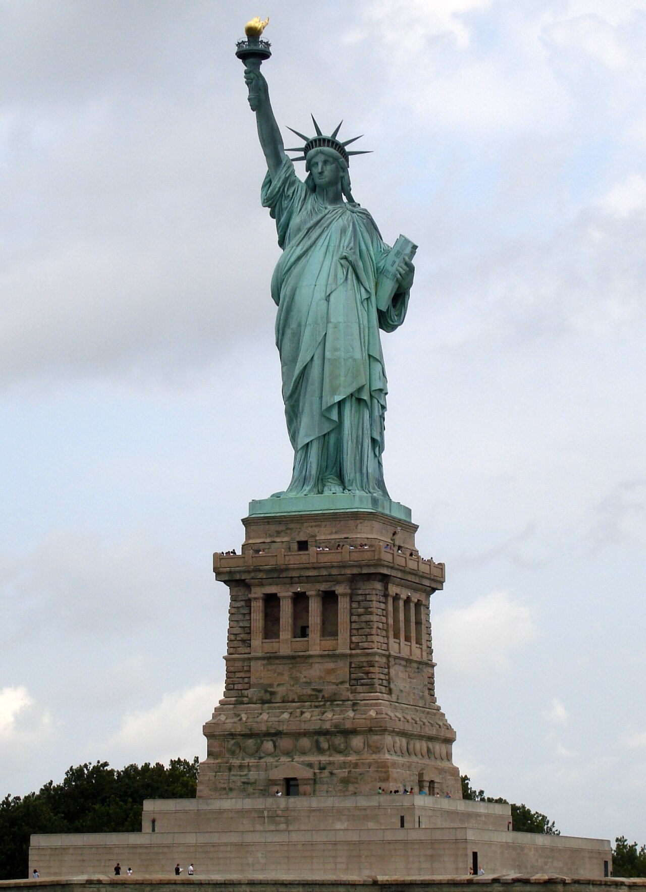 The Statue of Liberty, copper-colored in 1886 and fully green within a few decades. Photo: Elcobbola, Wikimedia Commons, public domain