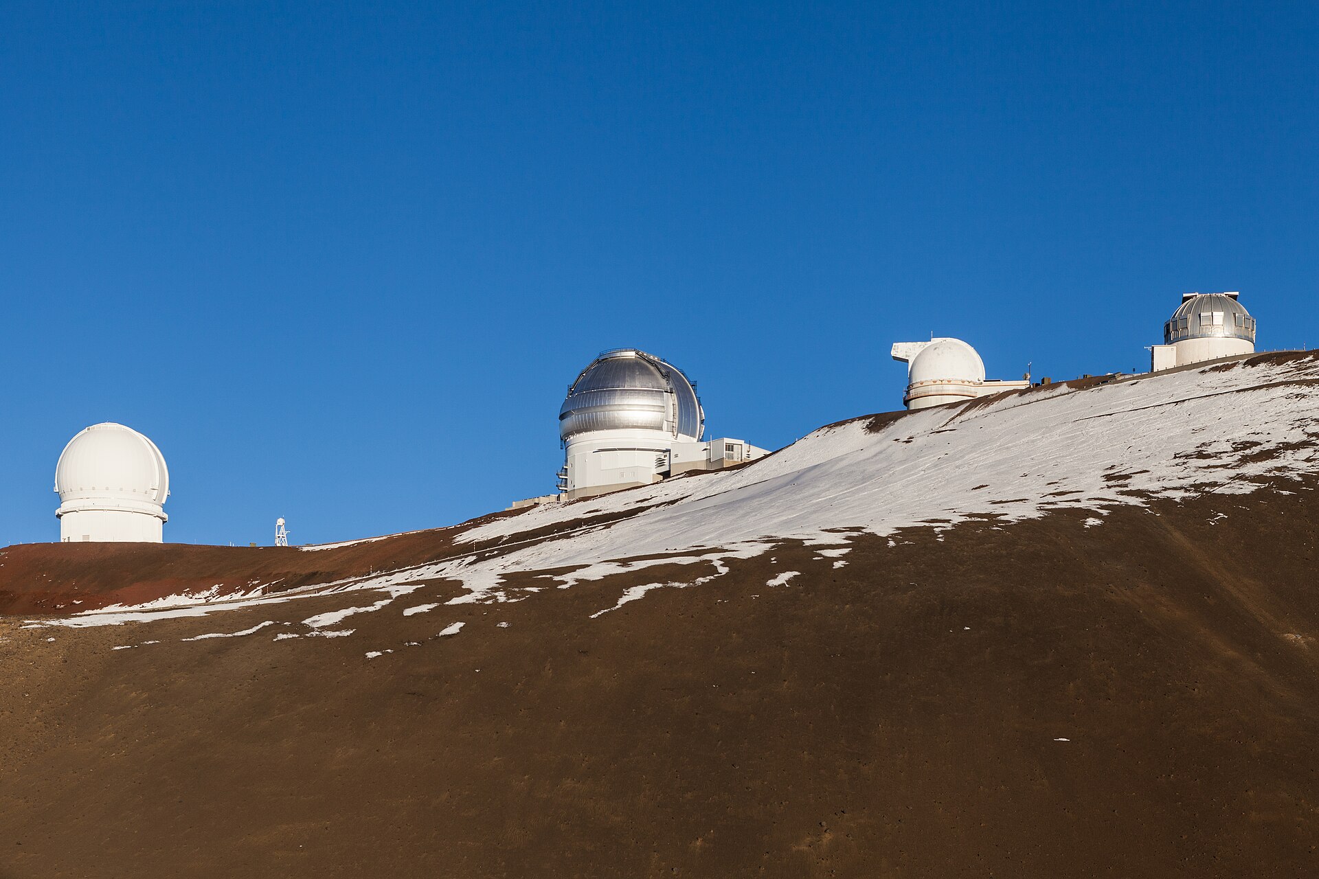 Observatories near the summit of Mauna Kea, Hawaii, the tallest mountain on Earth measured from base to peak. Photo: Generic1139, Wikimedia Commons, CC BY 4.0