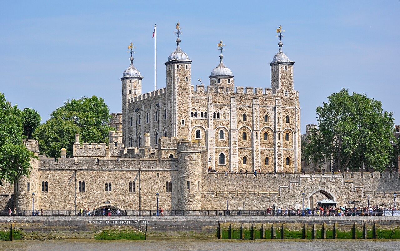 The Tower of London seen from the River Thames. Photo: Bob Collowan, Wikimedia Commons, CC BY-SA 3.0