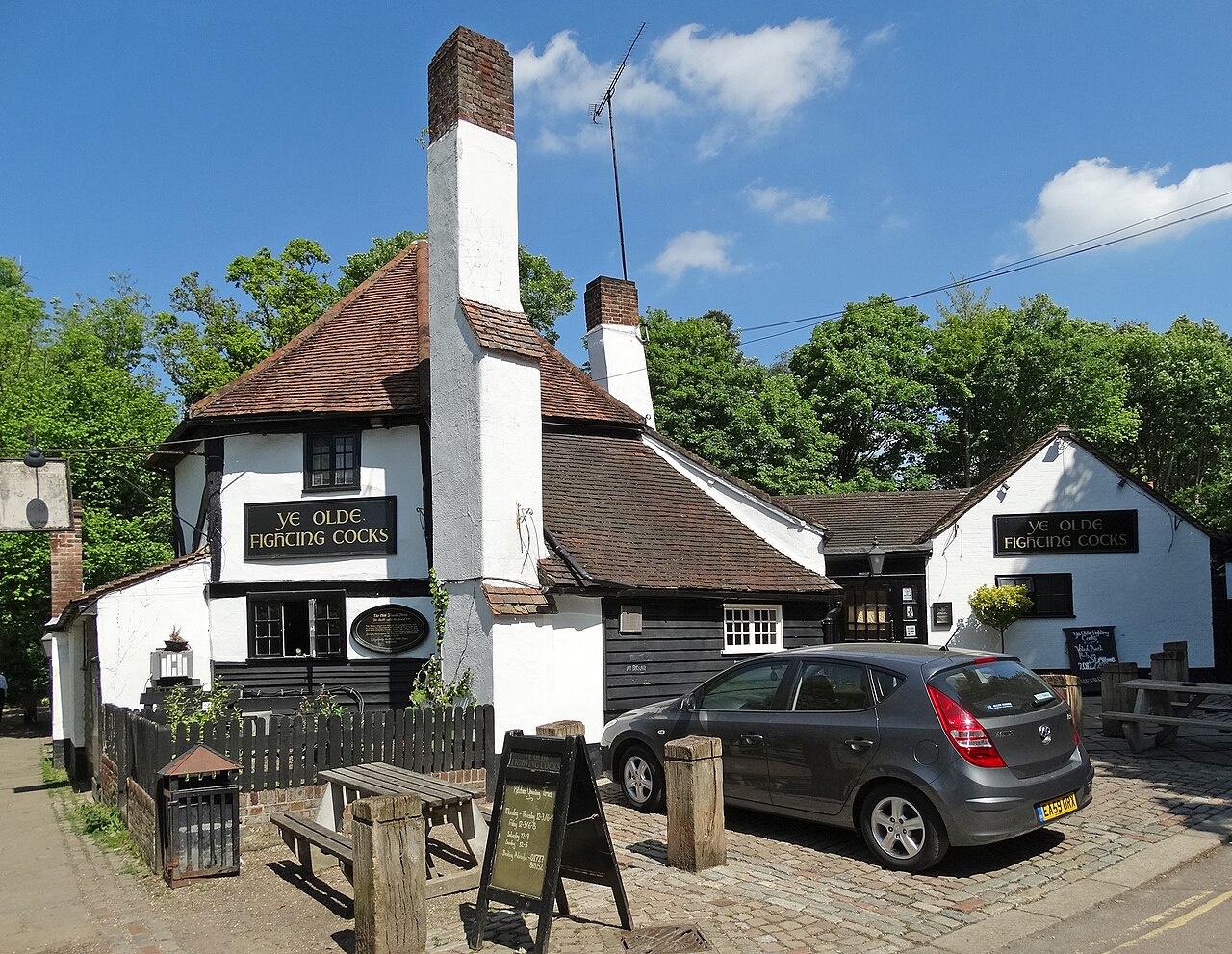 Ye Olde Fighting Cocks in St Albans, one of several pubs claiming to be England's oldest. Photo: Neil Theasby, geograph.org.uk, Wikimedia Commons, CC BY-SA 2.0